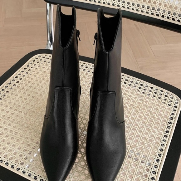 🆕 Classic Point Toe Side Zip Boots - Picture 2 of 9